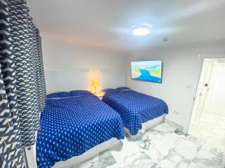 THE ROYAL BOUTIQUE MAYFAIR LODGE bY LONDON , SLEEP 8 - 2