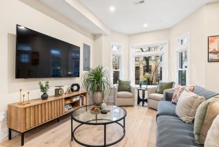 5-Bedroom Home with 2 Kitchens & Rooftop Deck, U Street and Shaw - 0