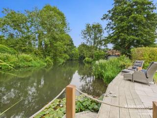 3000 SqFt Riverside Home Hot Tub & Mooring - 0