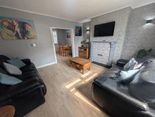 Stylish 2BD Bradford Home near Parks - 0