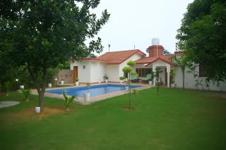 Gurgaon Farmhouse 3 BHK with Private Pool and Big Lawn - 9