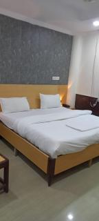 Hotel Monarch Inn - 2