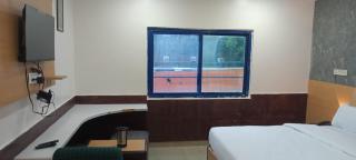 Hotel Monarch Inn - 1