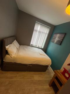 Sky's City Centre Apartments next to St James Park - 7
