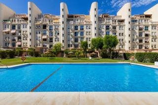 Amplio apartamento con piscina y parking en Torremolinos - 0