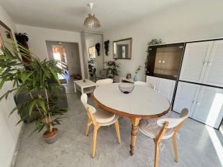 Beautiful 2 bedroom apartment Port - 5 min to beaches - 5