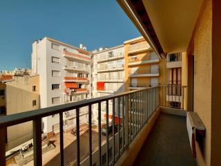 Beautiful 2 bedroom apartment Port - 5 min to beaches - 4