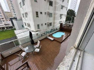 Apartamento familiar com dois quartos, ambientes climatizados, próximo a Roda Gigante de BC - 1