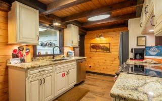 Wade N Bear - Splash at the Creek, Soak in the Hot Tub + Relax by the Firepit - 7