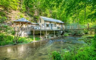Wade N Bear - Splash at the Creek, Soak in the Hot Tub + Relax by the Firepit - 4