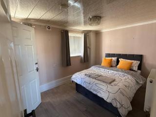 Spacious 6 Bedroom Family House - 7
