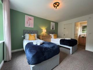 6 Bed, Sleeps 14, En-suites & Parking - 8