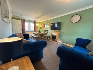 6 Bed, Sleeps 14, En-suites & Parking - 3
