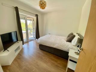 4 Bedroom House in Milton Keynes - 4