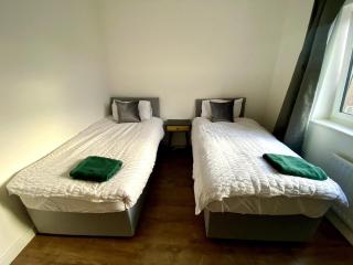 4 Bedroom House in Milton Keynes - 2