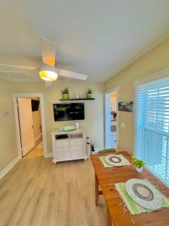 E-PaG Island Getaway Steps to Beach - Queen Bed -2 bikes - 7