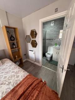 Spacious en-suite bedroom with free parking - 5