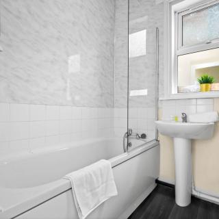 Modern Two Bedroom Apartment - West Brom - Fast WiFi - Parking - Sleeps 3 WBB - 7