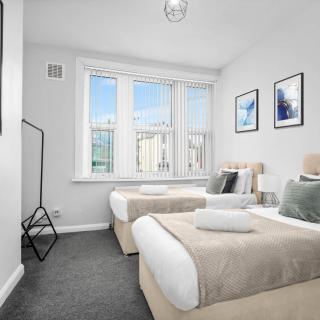 Modern Two Bedroom Apartment - West Brom - Fast WiFi - Parking - Sleeps 3 WBB - 2
