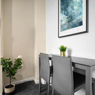 Modern Two Bedroom Apartment - West Brom - Fast WiFi - Parking - Sleeps 3 WBB - 5