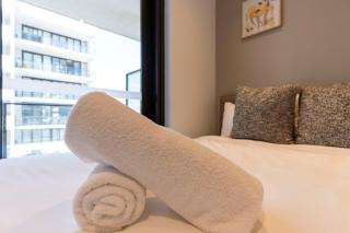 F5 Mascot 3 Bedroom Split Level Elegant Apartment - 3