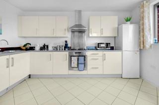 Stylish 2BED 2BATH Apartment- Sleeps 6, Free Parking, Neflix, Disney - 3