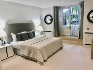 Luxury apartments in Mayfair, Garden view - 6