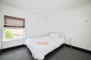 Spacious 4BR Home, Garden, Smart TV, WiFi, Heanor - 4