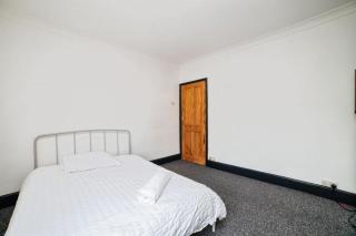 Spacious 4BR Home, Garden, Smart TV, WiFi, Heanor - 1