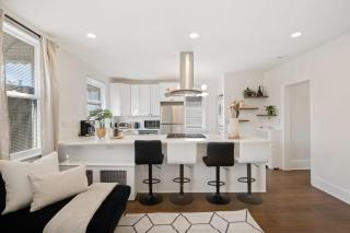 Cozy Jersey City Retreat with Mins to Manhattan plus WiFi and Workspace - 8