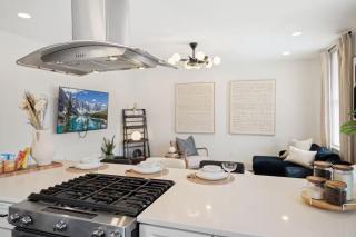 Cozy Jersey City Retreat with Mins to Manhattan plus WiFi and Workspace - 4