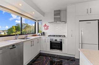 Coastal Home with Rangitoto and Sea Views nr Beach - 5