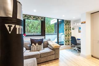 Chiswick Studio Retreat with Private Balcony - 5