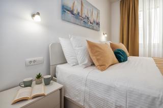 Elegant 2 BR Retreat Top Center - 4