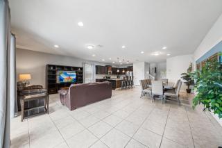 8 Bedroom Lakefront Masterpiece - 4