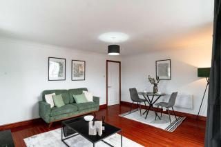 Spacious 1 Bed Harbour-side Apartment with Balcony - 1