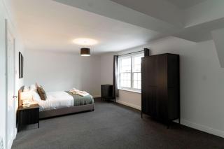 Spacious 1 Bed Harbour-side Apartment with Balcony - 7