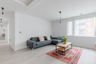 Spacious 2BD Flat By Docklands Canary Wharf - 3