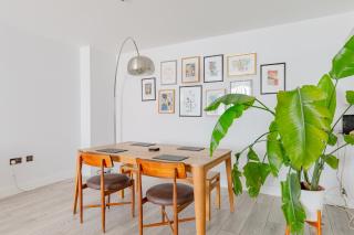 Spacious 2BD Flat By Docklands Canary Wharf - 6