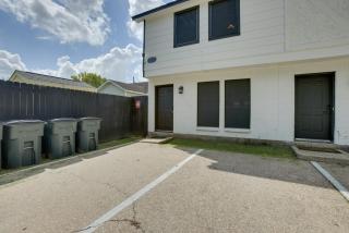 Pets Welcome! Humble Townhome 4 Mi to Airport - 8
