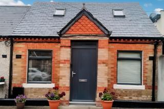 - Quiet & charming 2BR Cottage, with Kingsize, free parking and private garden, suits relocation & extended stays - min 15 nights - - 7