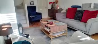 - Quiet & charming 2BR Cottage, with Kingsize, free parking and private garden, suits relocation & extended stays - min 15 nights - - 2