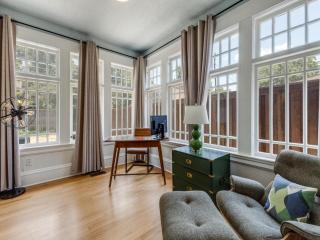 Historic Central Dallas Apartment - Modern & Roomy - 1
