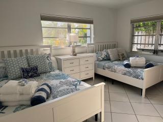 Walk to Beach Restaurants! Sleeps 6, Patio Arcade - 5