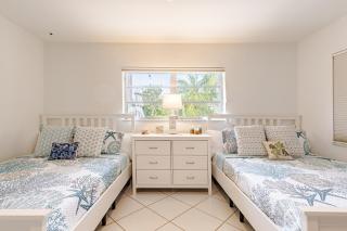 Walk to Beach Restaurants! Sleeps 6, Patio Arcade - 1