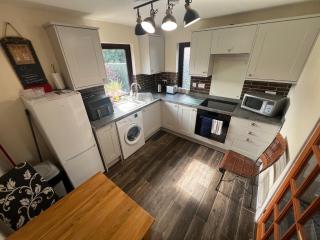 Two Bedroom Central MK Self Catering House Sleeps 4 - Free Parking & fast WiFi - by Webbhill Stays - 7
