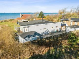 Holiday Home Dzavid - 10m from the sea by Interhome - 8