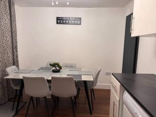 Modern Easedale House - 3 Bed House in Hornchurch - 3