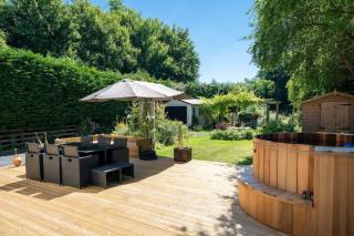 Spacious Cotswolds House Garden with Hot Tub - Bredon - 8