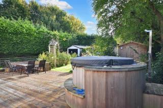 Spacious Cotswolds House Garden with Hot Tub - Bredon - 6